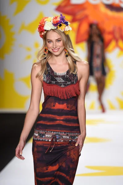 Modèle marche sur la piste à Desigual lors de Mercedes-Benz Fashion Week Printemps 2015 — Photo