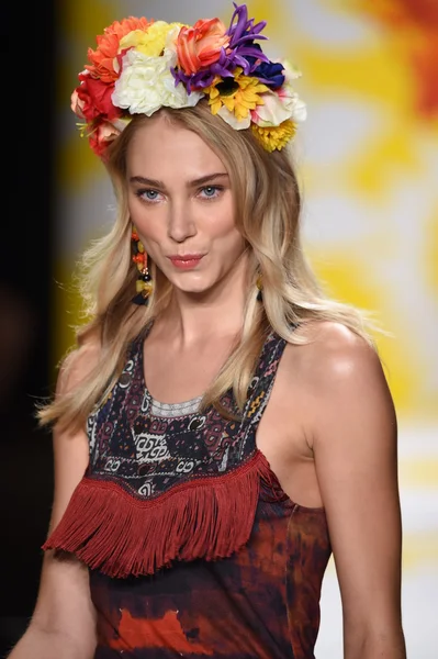 Modelo camina por la pasarela en Desigual durante Mercedes-Benz Fashion Week Primavera 2015 —  Fotos de Stock