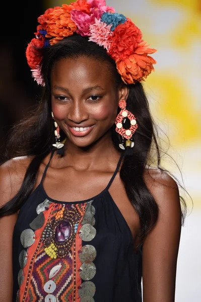 Model leidt de landingsbaan op desigual tijdens mercedes-benz fashion week lente 2015 — Stockfoto