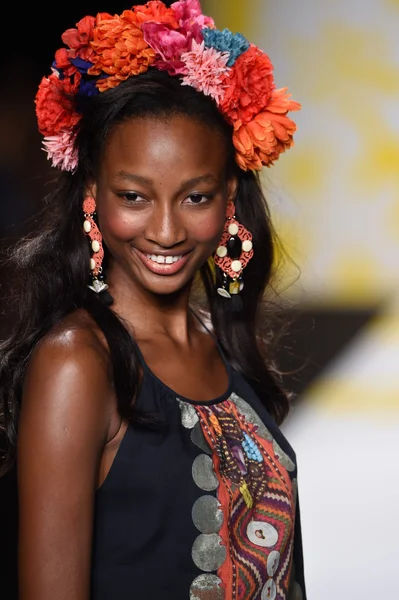 Model leidt de landingsbaan op desigual tijdens mercedes-benz fashion week lente 2015 — Stockfoto