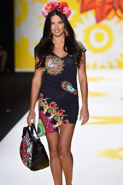 Adriana lima, mercedes-benz moda hafta bahar 2015 sırasında desigual pist yürür.
