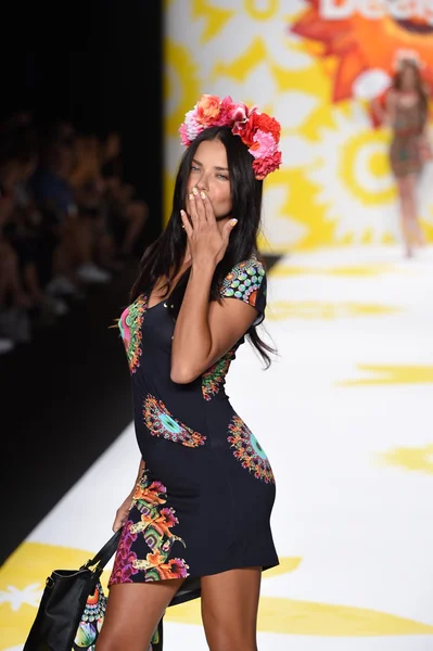 Adriana Lima camina por la pasarela de Desigual durante la Semana de la Moda Mercedes-Benz Primavera 2015 — Foto de Stock