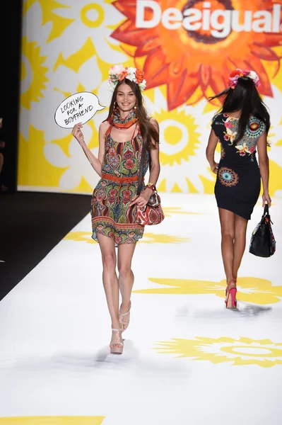 Modèle marche sur la piste à Desigual lors de Mercedes-Benz Fashion Week Printemps 2015 — Photo