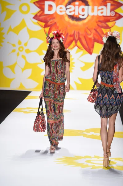 Modelo caminha na pista de Desigual durante Mercedes-Benz Fashion Week Spring 2015 — Fotografia de Stock