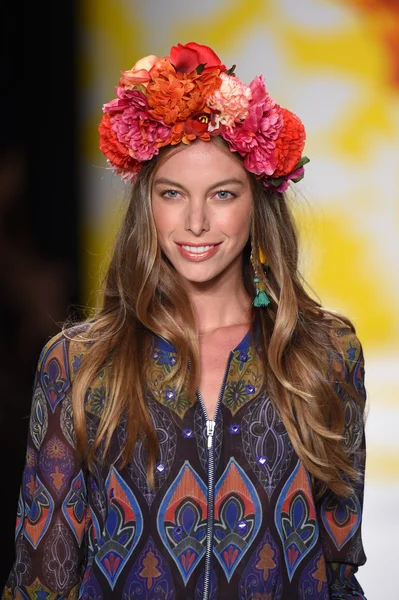 Model walks the runway at Desigual during Mercedes-Benz Fashion Week Spring 2015 — Stock Photo, Image