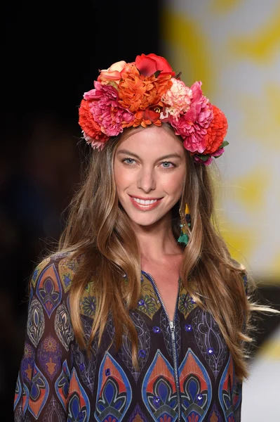 model mercedes-benz moda hafta bahar 2015 sırasında desigual pist yürür