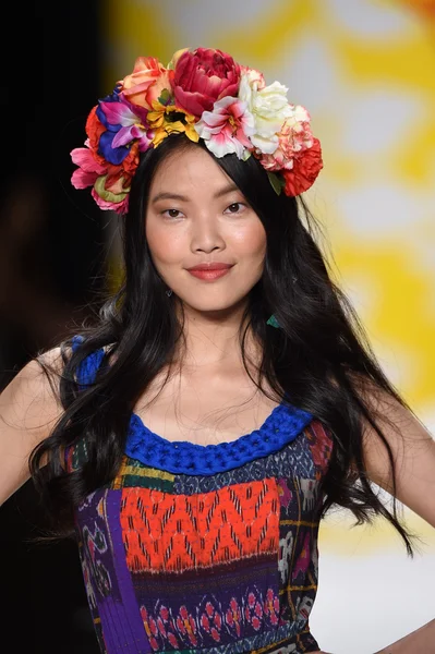 Model leidt de landingsbaan op desigual tijdens mercedes-benz fashion week lente 2015 — Stockfoto