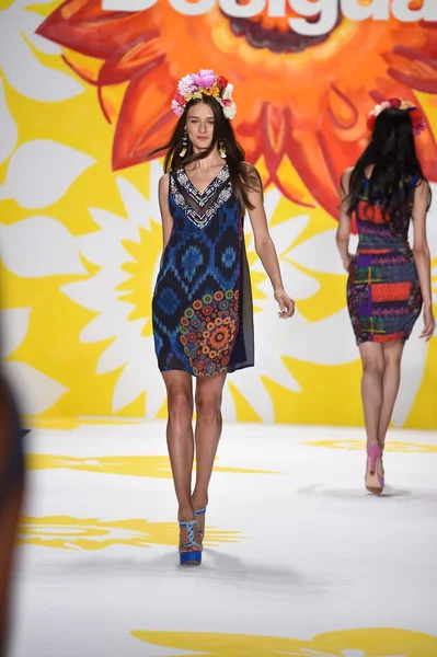 Modelo camina por la pasarela en Desigual durante Mercedes-Benz Fashion Week Primavera 2015 — Foto de Stock