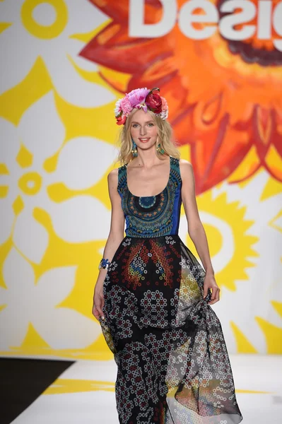 Model läuft bei desigual während mercedes-benz fashion week spring 2015 über den Laufsteg — Stockfoto