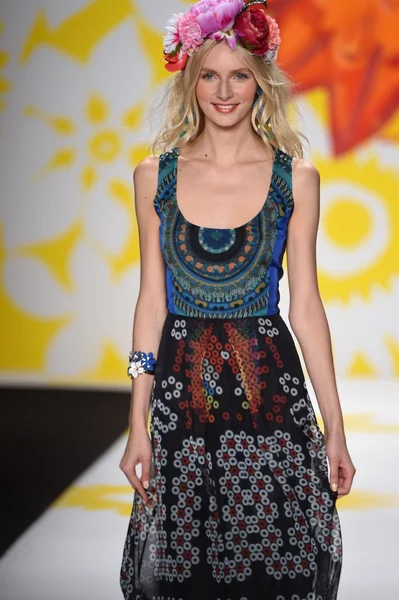 Model spacery pasa startowego desigual podczas mercedes-benz fashion week wiosna 2015 — Zdjęcie stockowe