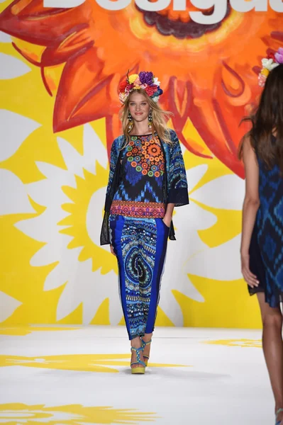 Modelo camina por la pasarela en Desigual durante Mercedes-Benz Fashion Week Primavera 2015 — Foto de Stock