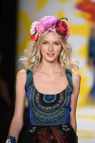 Model läuft bei desigual während mercedes-benz fashion week spring 2015 über den Laufsteg — Stockfoto