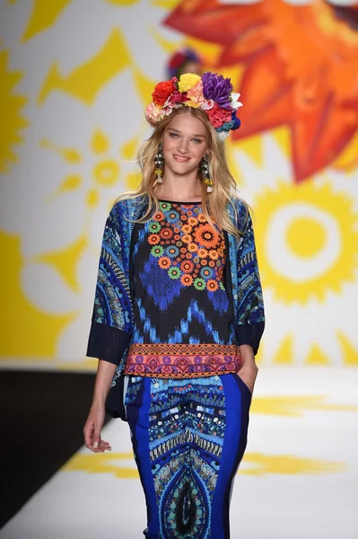 Model walks the runway at Desigual during Mercedes-Benz Fashion Week Spring 2015 — Stock Photo, Image