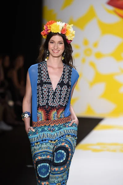 Model läuft bei desigual während mercedes-benz fashion week spring 2015 über den Laufsteg — Stockfoto