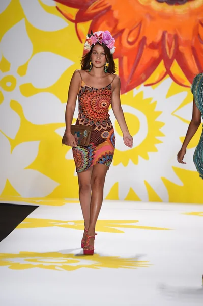 Modelo camina por la pasarela en Desigual durante Mercedes-Benz Fashion Week Primavera 2015 — Foto de Stock