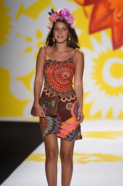 Modelo camina por la pasarela en Desigual durante Mercedes-Benz Fashion Week Primavera 2015 —  Fotos de Stock