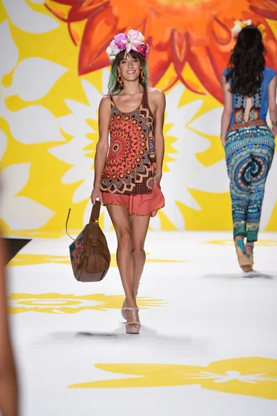 Modelo camina por la pasarela en Desigual durante Mercedes-Benz Fashion Week Primavera 2015 — Foto de Stock