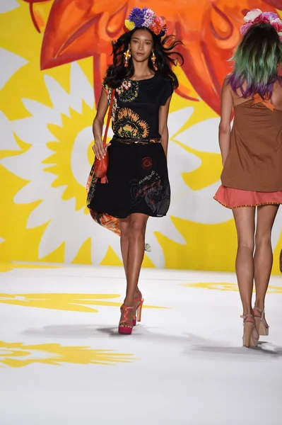 Modelo camina por la pasarela en Desigual durante Mercedes-Benz Fashion Week Primavera 2015 — Foto de Stock