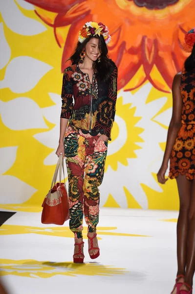 Model walks the runway at Desigual during Mercedes-Benz Fashion Week Spring 2015 — Stock Photo, Image