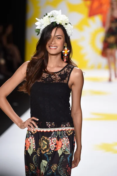 La modella percorre la pista di Desigual durante la Mercedes-Benz Fashion Week Primavera 2015 — Foto Stock