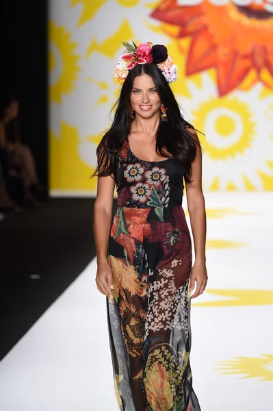Adriana lima model mercedes-benz moda hafta bahar 2015 sırasında desigual pist yürür