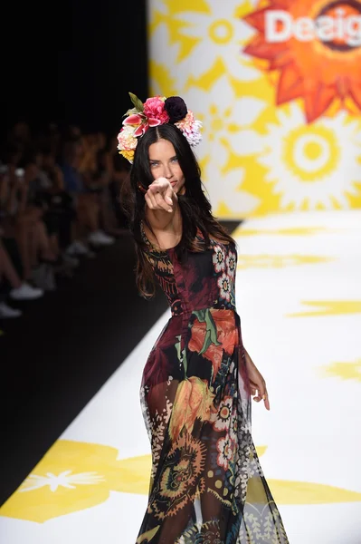 Adriana Lima modèle marche sur la piste à Desigual pendant Mercedes-Benz Fashion Week Printemps 2015 — Photo