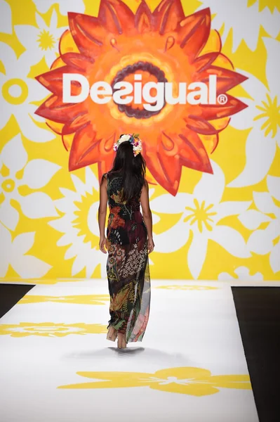 Adriana Lima modèle marche sur la piste à Desigual pendant Mercedes-Benz Fashion Week Printemps 2015 — Photo