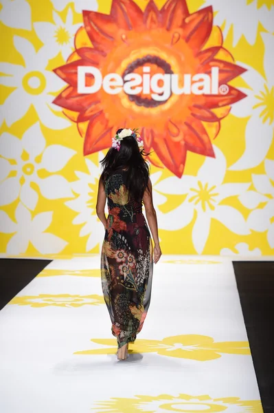 Adriana Lima modelo camina por la pasarela en Desigual durante Mercedes-Benz Fashion Week Primavera 2015 —  Fotos de Stock