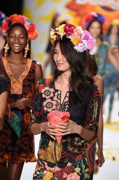 Les mannequins défilent sur la piste finale de Desigual lors de la Fashion Week Printemps 2015 de Mercedes-Benz — Photo