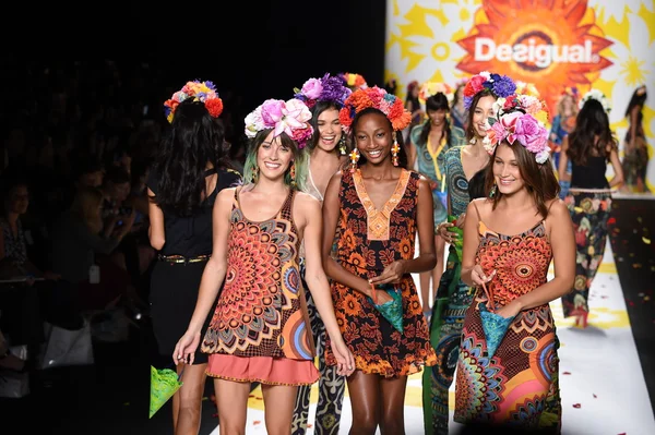 Modellen lopen de start-en landingsbaan finale op desigual tijdens de mercedes-benz fashion week lente 2015 — Stockfoto