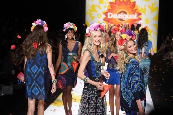 Modeller gå banan finalen på desigual under mercedes-benz fashion week våren 2015 — Stockfoto