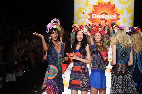 Modelos caminan el final de pista en Desigual durante Mercedes-Benz Fashion Week Primavera 2015 —  Fotos de Stock