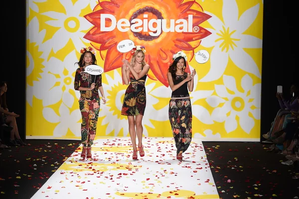 Модели прогуливаются до финала подиума в Desigual во время Недели Моды Mercedes-Benz Весна 2015 — стоковое фото