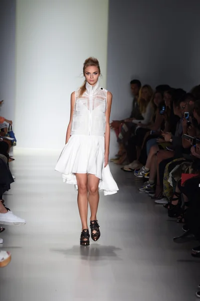 Modell sétál a kifutópályán, marissa webb során mercedes-benz fashion week tavasz 2015-ig — Stock Fotó