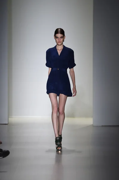 Modelo camina por la pasarela en Marissa Webb durante Mercedes-Benz Fashion Week Primavera 2015 — Foto de Stock