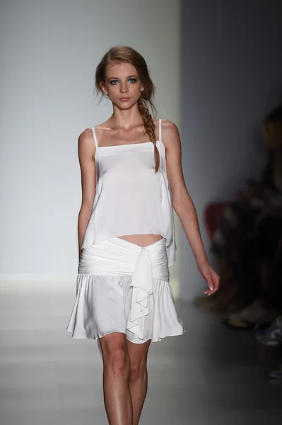 Model läuft während mercedes-benz fashion week spring 2015 über den Laufsteg von marissa webb — Stockfoto