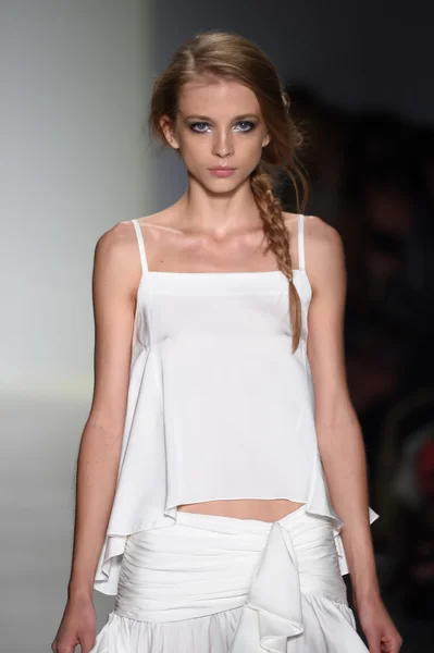 Marissa pist yürür model mercedes-benz moda hafta bahar 2015 sırasında webb — Stok fotoğraf