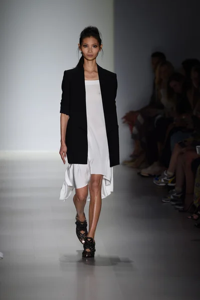 Le mannequin parcourt la piste de Marissa Webb lors de la Fashion Week Printemps 2015 de Mercedes-Benz — Photo