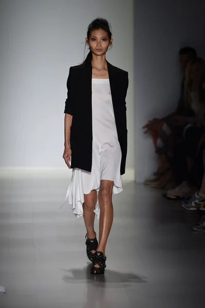 Modelo camina por la pasarela en Marissa Webb durante Mercedes-Benz Fashion Week Primavera 2015 —  Fotos de Stock