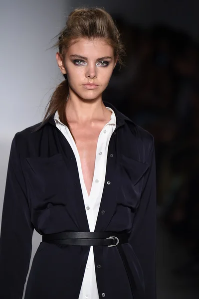 Modellen går banan vid marissa webb under mercedes-benz fashion week våren 2015 — Stockfoto