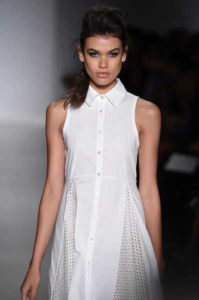 La modella percorre la pista di Marissa Webb durante la Mercedes-Benz Fashion Week Primavera 2015 — Foto Stock