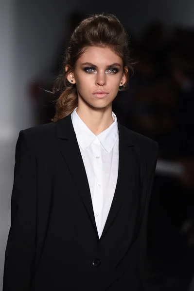 Le mannequin parcourt la piste de Marissa Webb lors de la Fashion Week Printemps 2015 de Mercedes-Benz — Photo