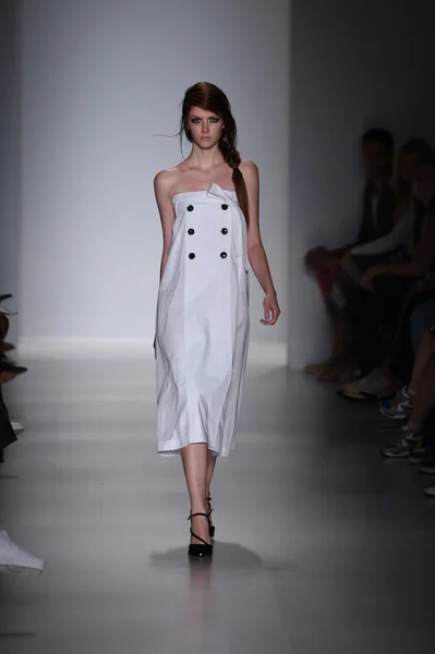 Modelo camina por la pasarela en Marissa Webb durante Mercedes-Benz Fashion Week Primavera 2015 —  Fotos de Stock