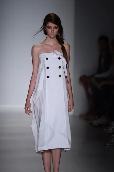 Model spacery pasa startowego marissa webb podczas mercedes-benz fashion week wiosna 2015 — Zdjęcie stockowe