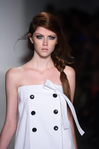 La modella percorre la pista di Marissa Webb durante la Mercedes-Benz Fashion Week Primavera 2015 — Foto Stock