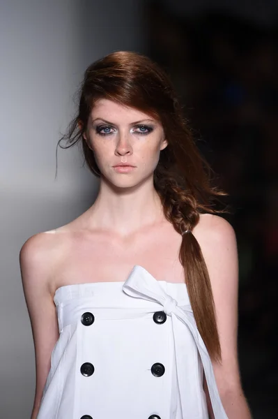 La modella percorre la pista di Marissa Webb durante la Mercedes-Benz Fashion Week Primavera 2015 — Foto Stock