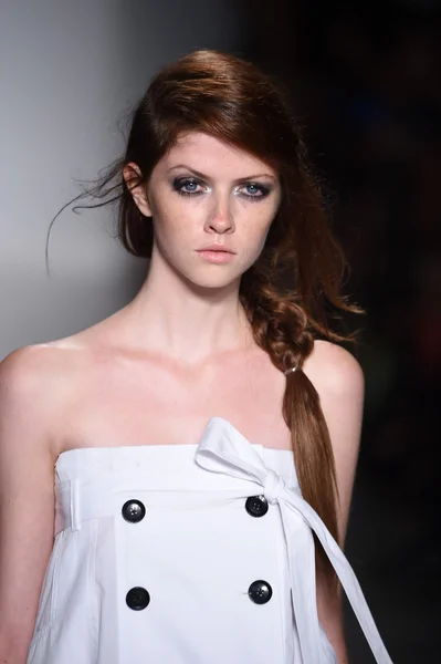 Modelo camina por la pasarela en Marissa Webb durante Mercedes-Benz Fashion Week Primavera 2015 —  Fotos de Stock