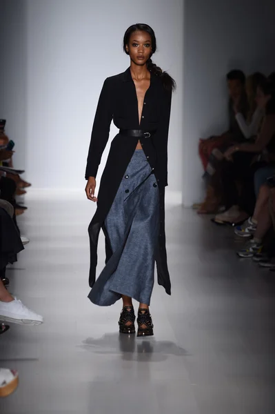 モデルはマリッサの滑走路を歩くメルセデス ・ ベンツ ファッション週間春 2015年中ウェッブ — ストック写真
