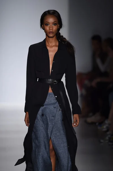 Modelo caminha na passarela de Marissa Webb durante Mercedes-Benz Fashion Week Spring 2015 — Fotografia de Stock