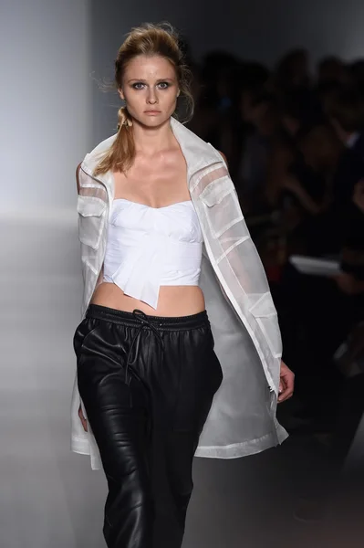 Modelo camina por la pasarela en Marissa Webb durante Mercedes-Benz Fashion Week Primavera 2015 —  Fotos de Stock